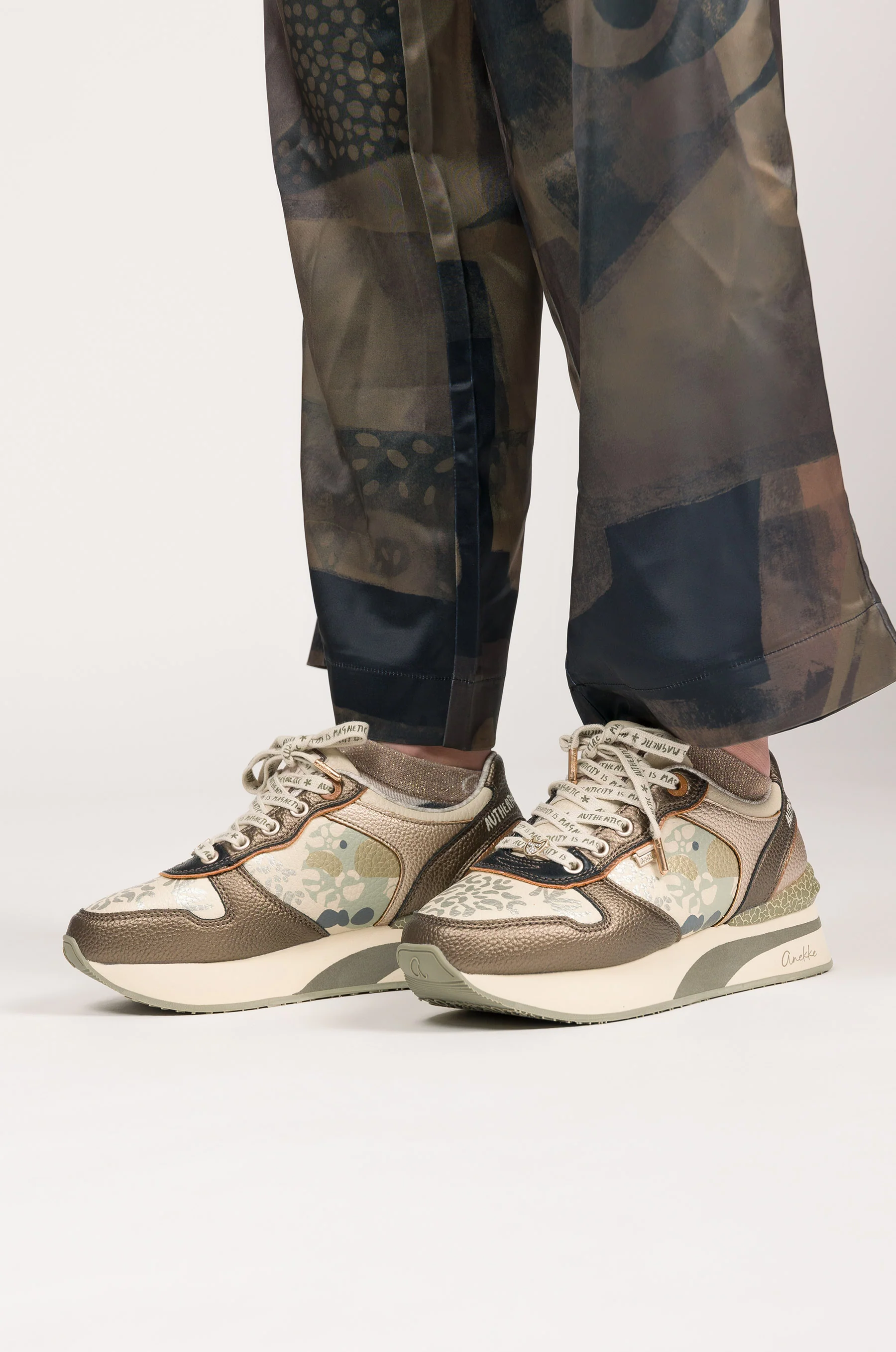 Beige-kupferne Sneaker - Image 2