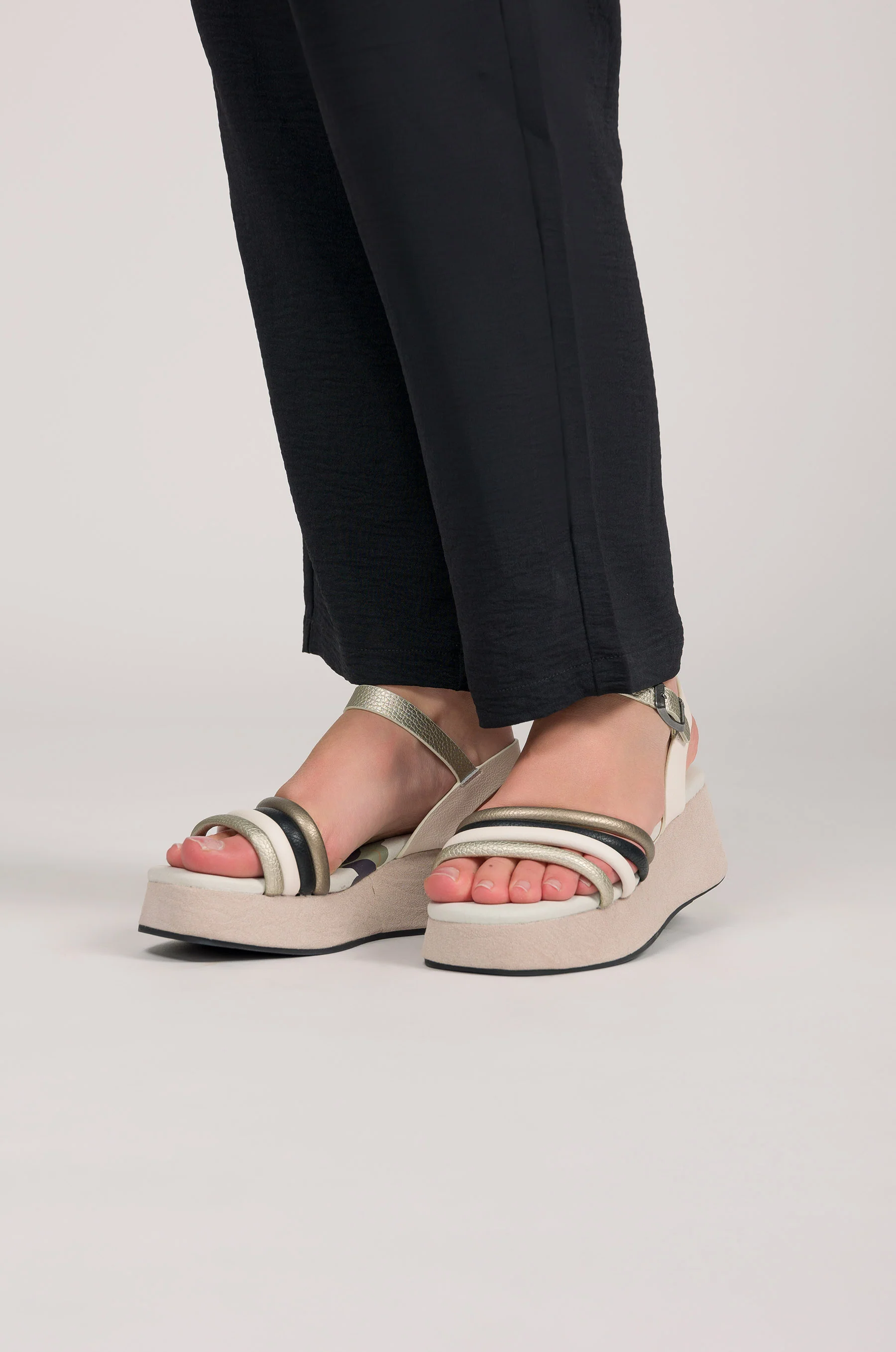 Beige Plateausandalen - Image 2