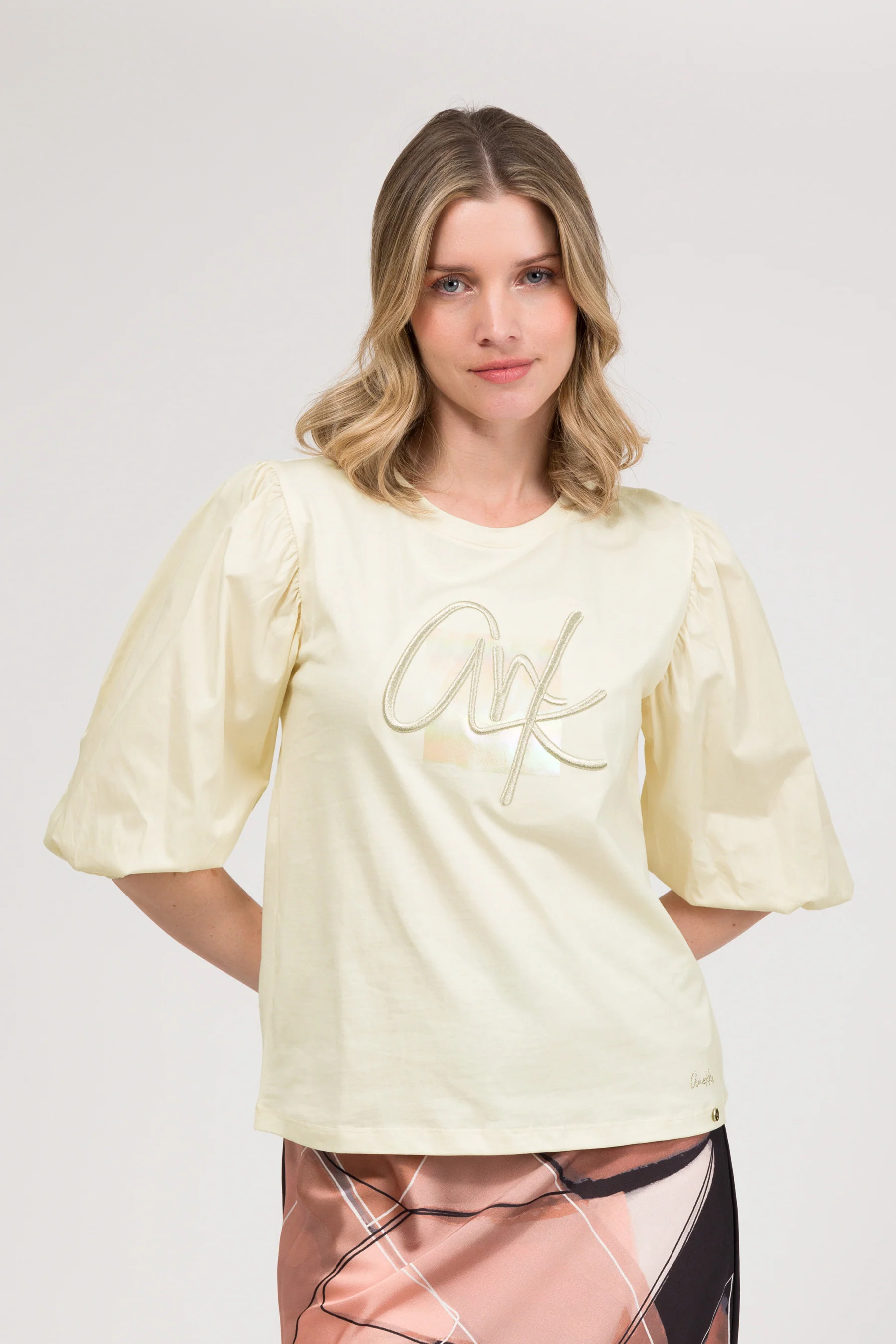 Beiges T-Shirt mit Puffärmeln - Image 2