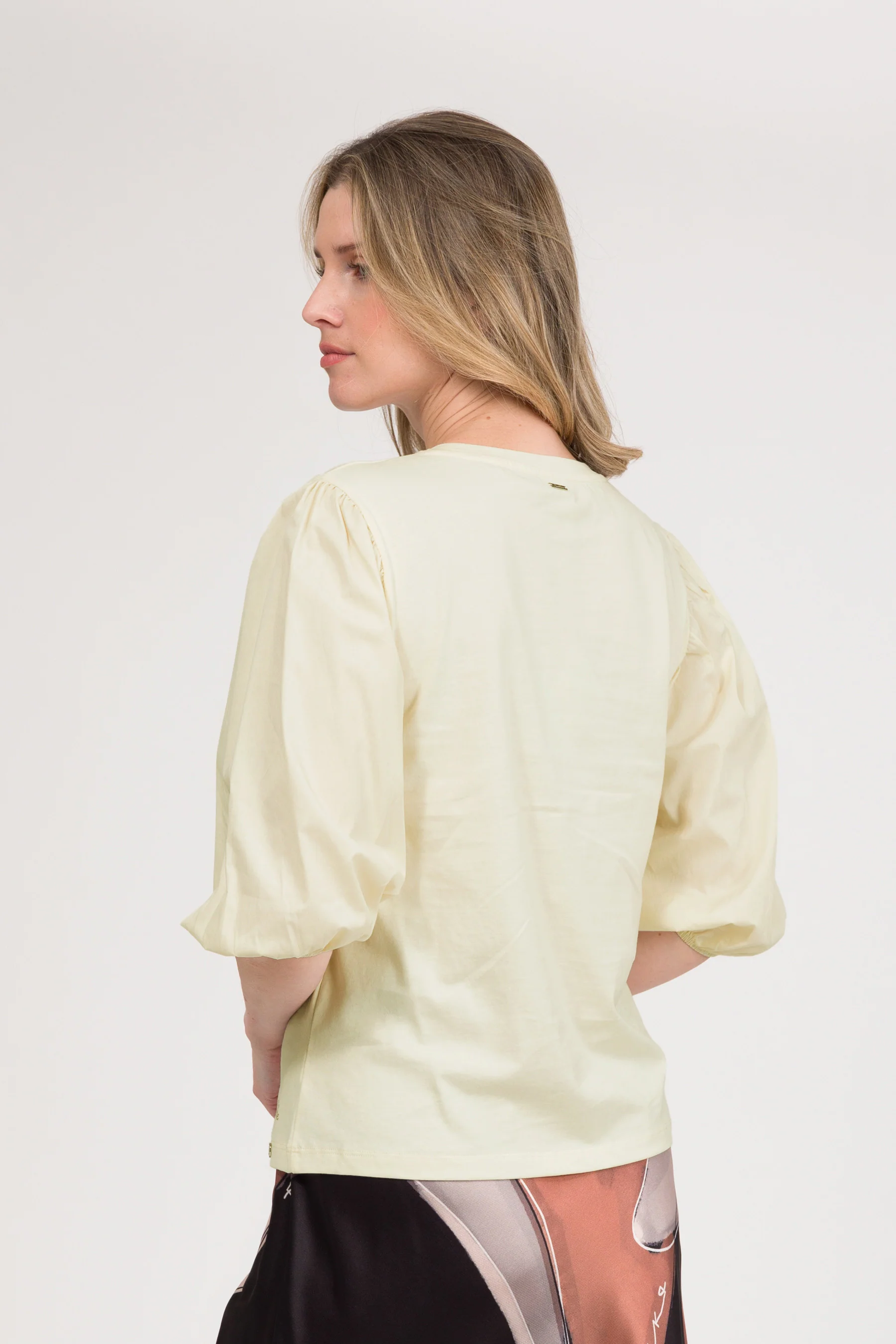 Beiges T-Shirt mit Puffärmeln - Image 4