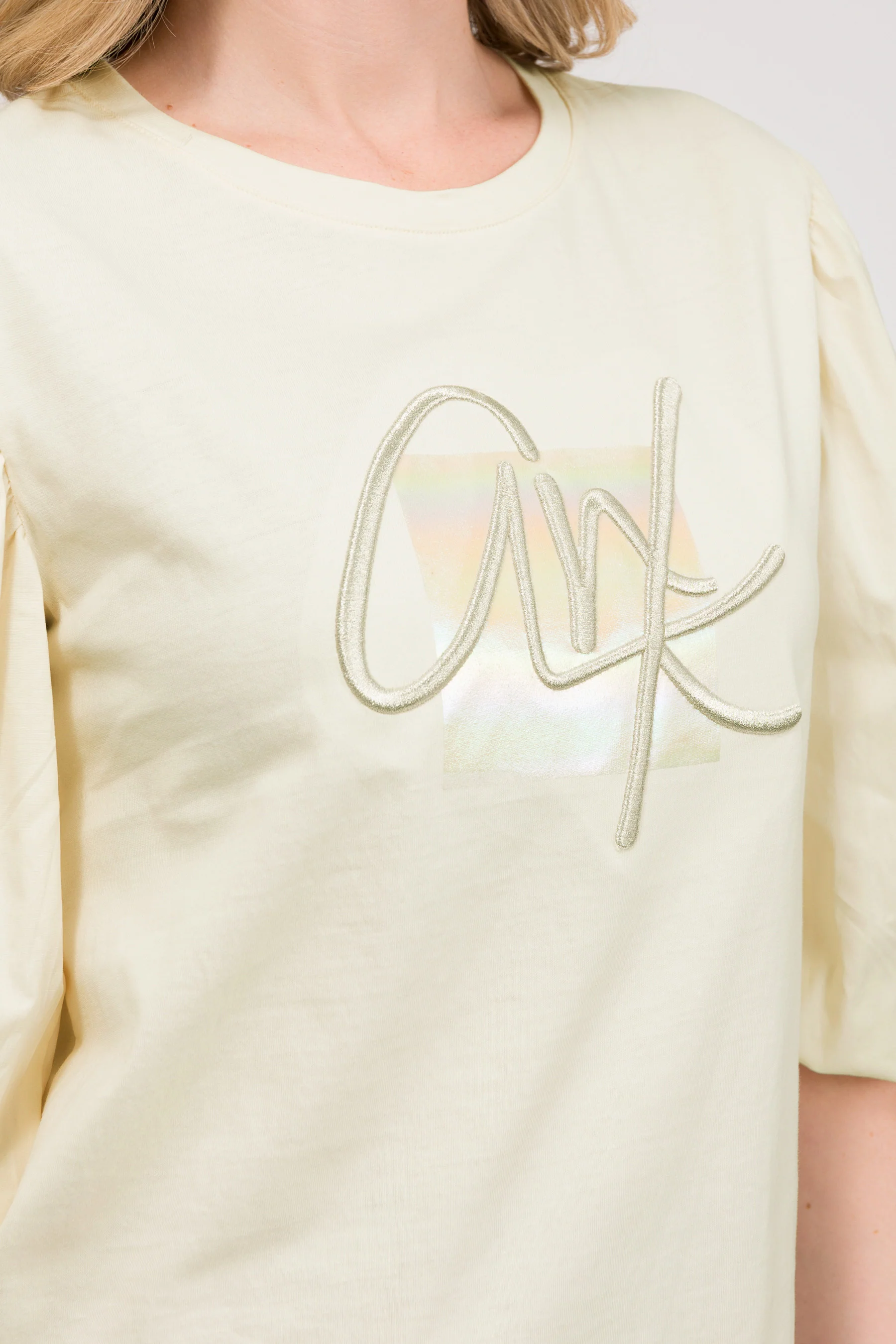 Beiges T-Shirt mit Puffärmeln - Image 5