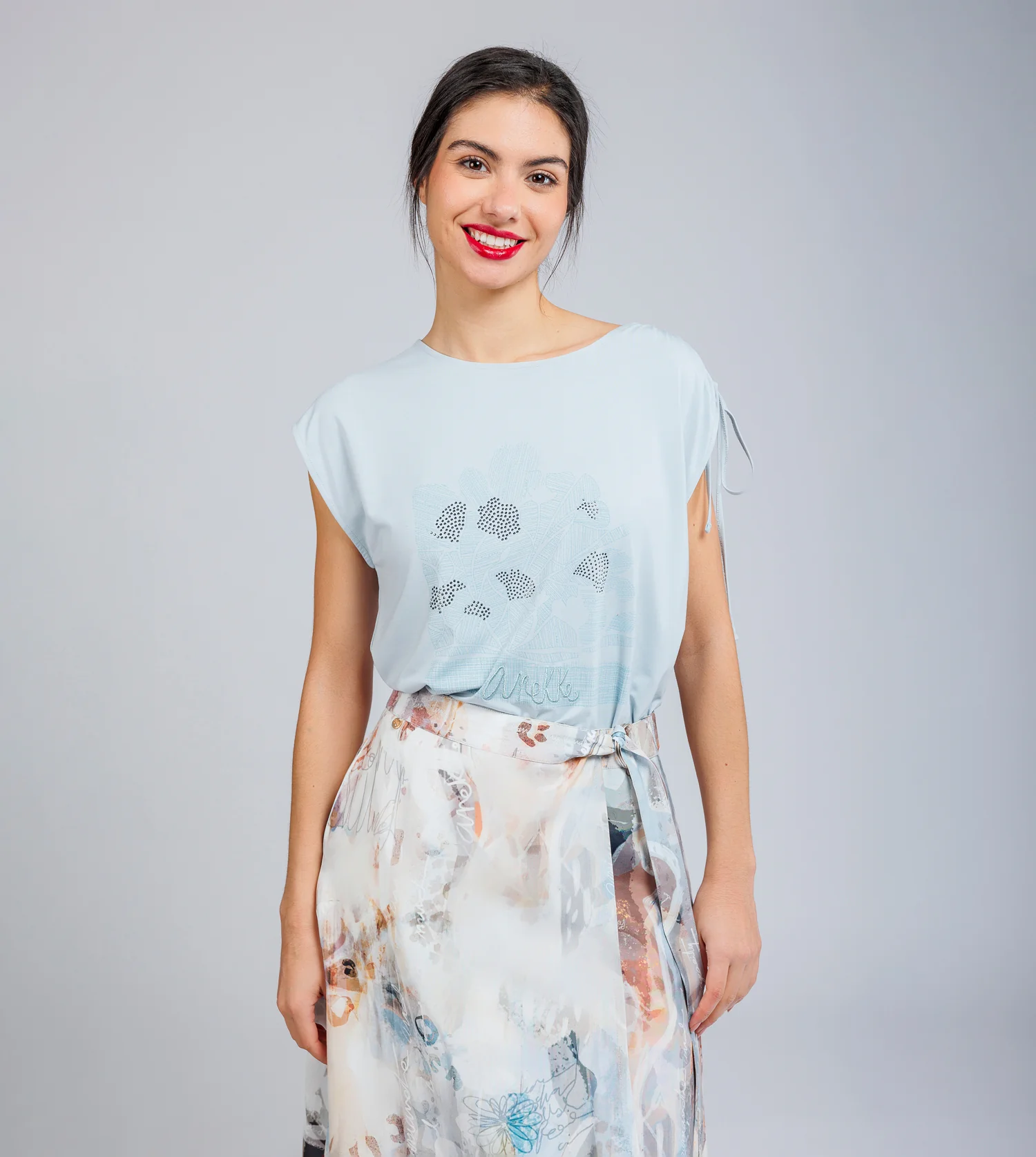 Blaues T-Shirt mit Raffung an einer Schulter - Image 2