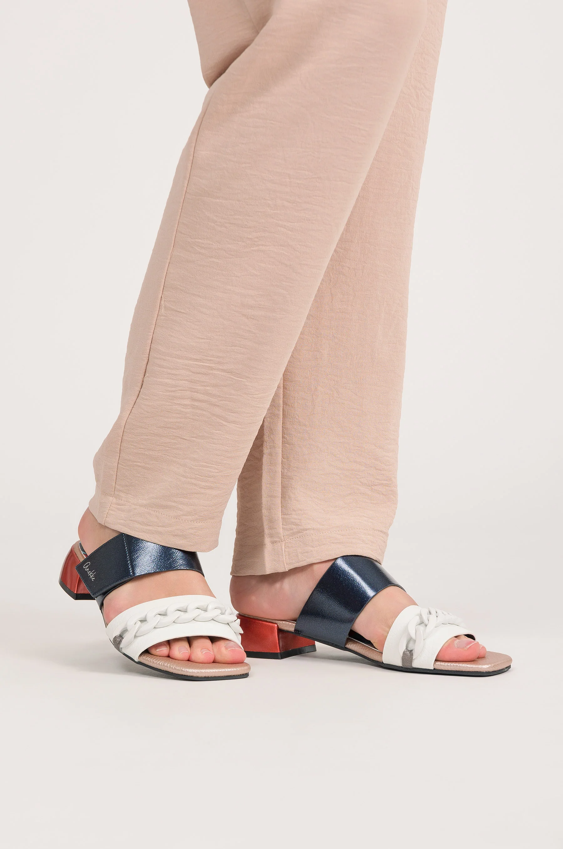 Eikon Sandalen mit Absatz und Kettengliedern - Image 4