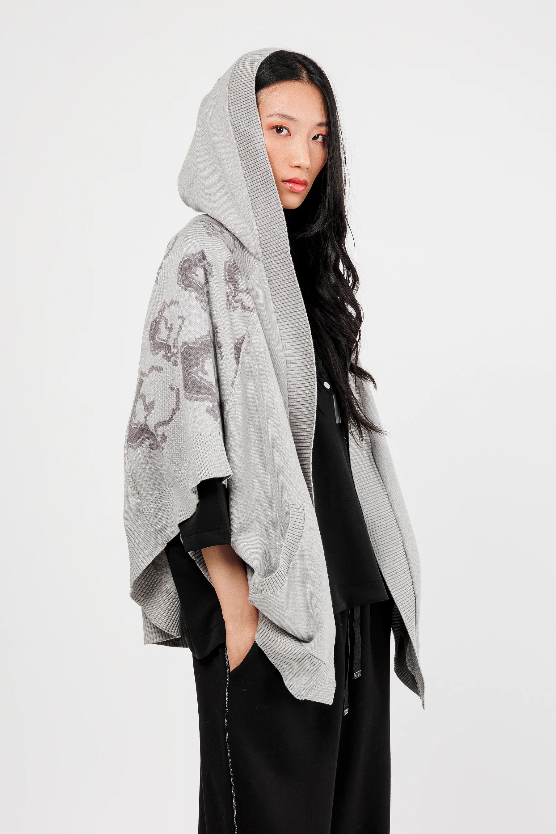 Jacke im Ponchostil grau