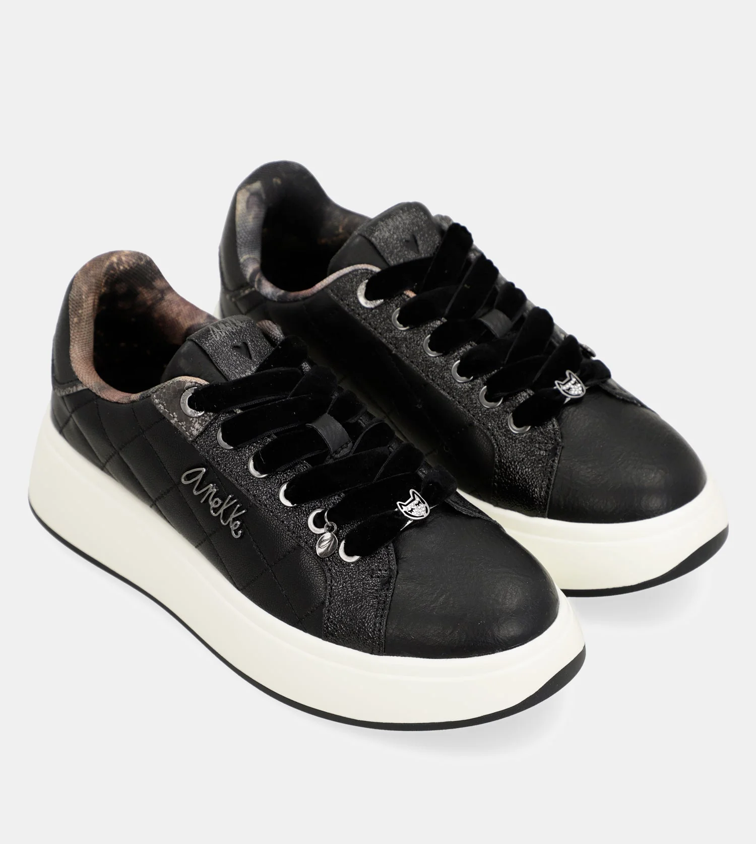 Lässige schwarze Sneaker - Image 5