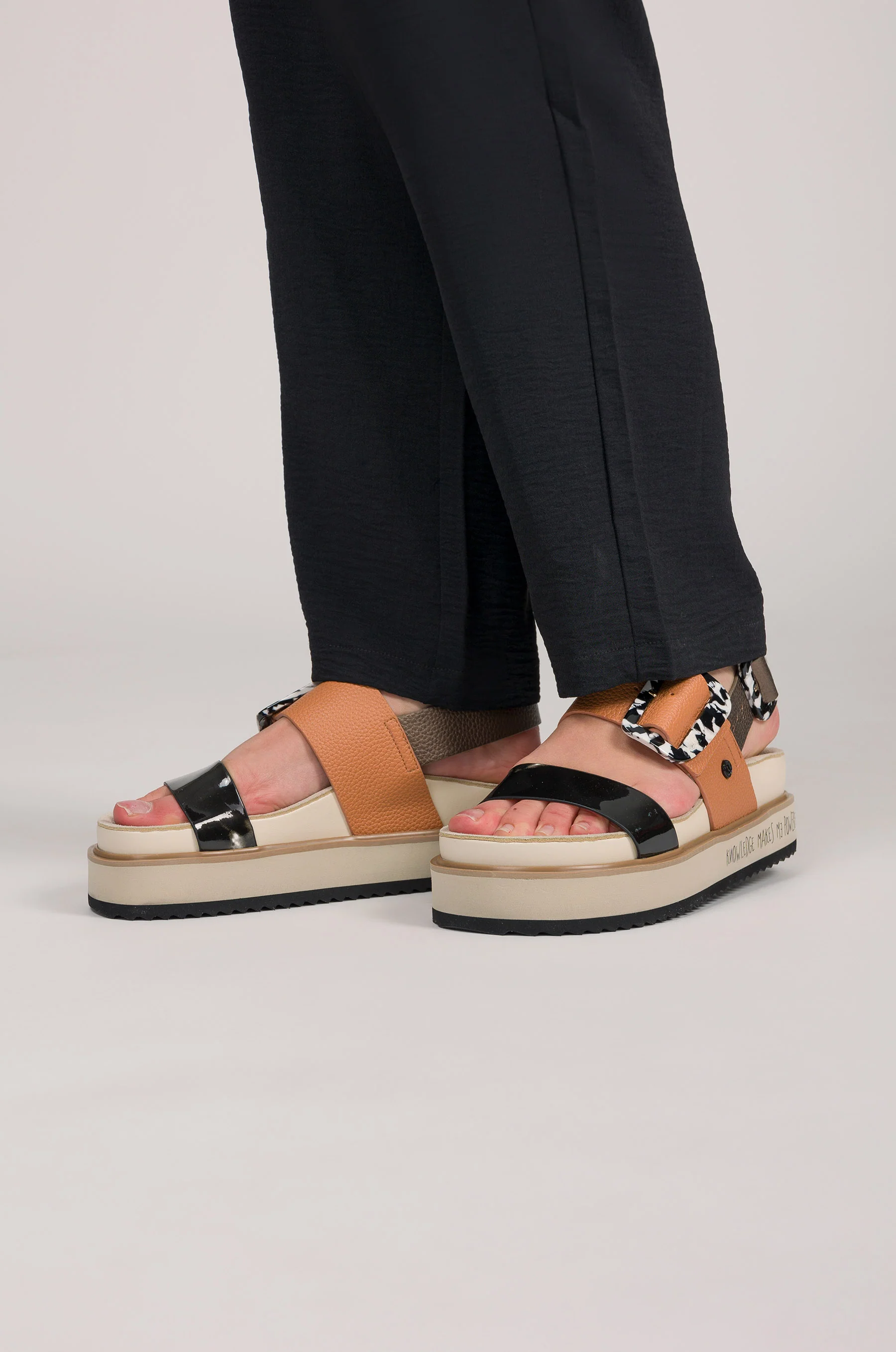 Orange-schwarze Plateausandalen - Image 2