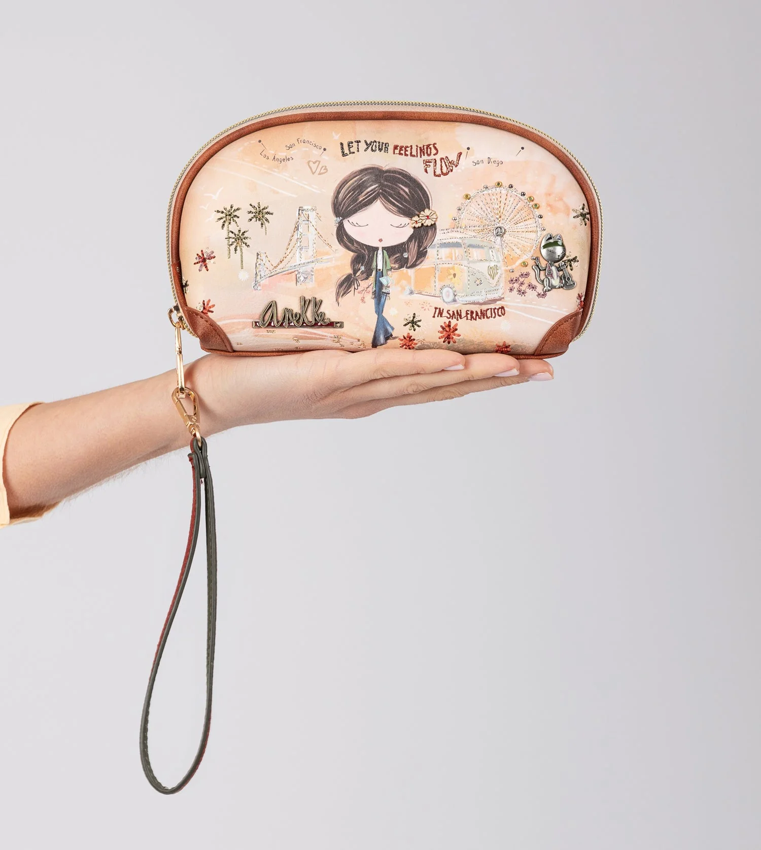 Peace & Love – Kamelfarbene RFID-Reisetasche - Image 6