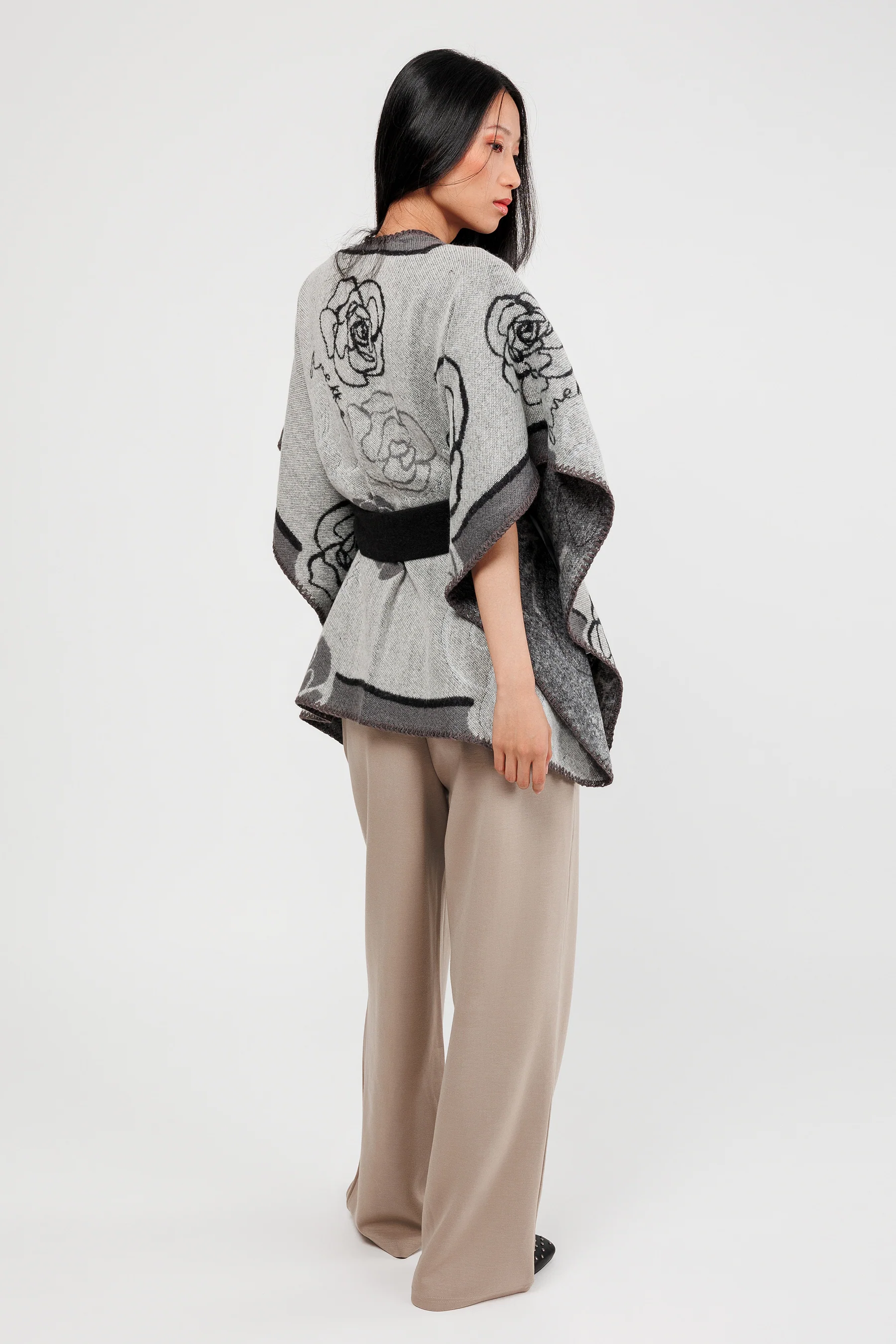 Poncho mit Gürtel beige und schwarz - Image 4