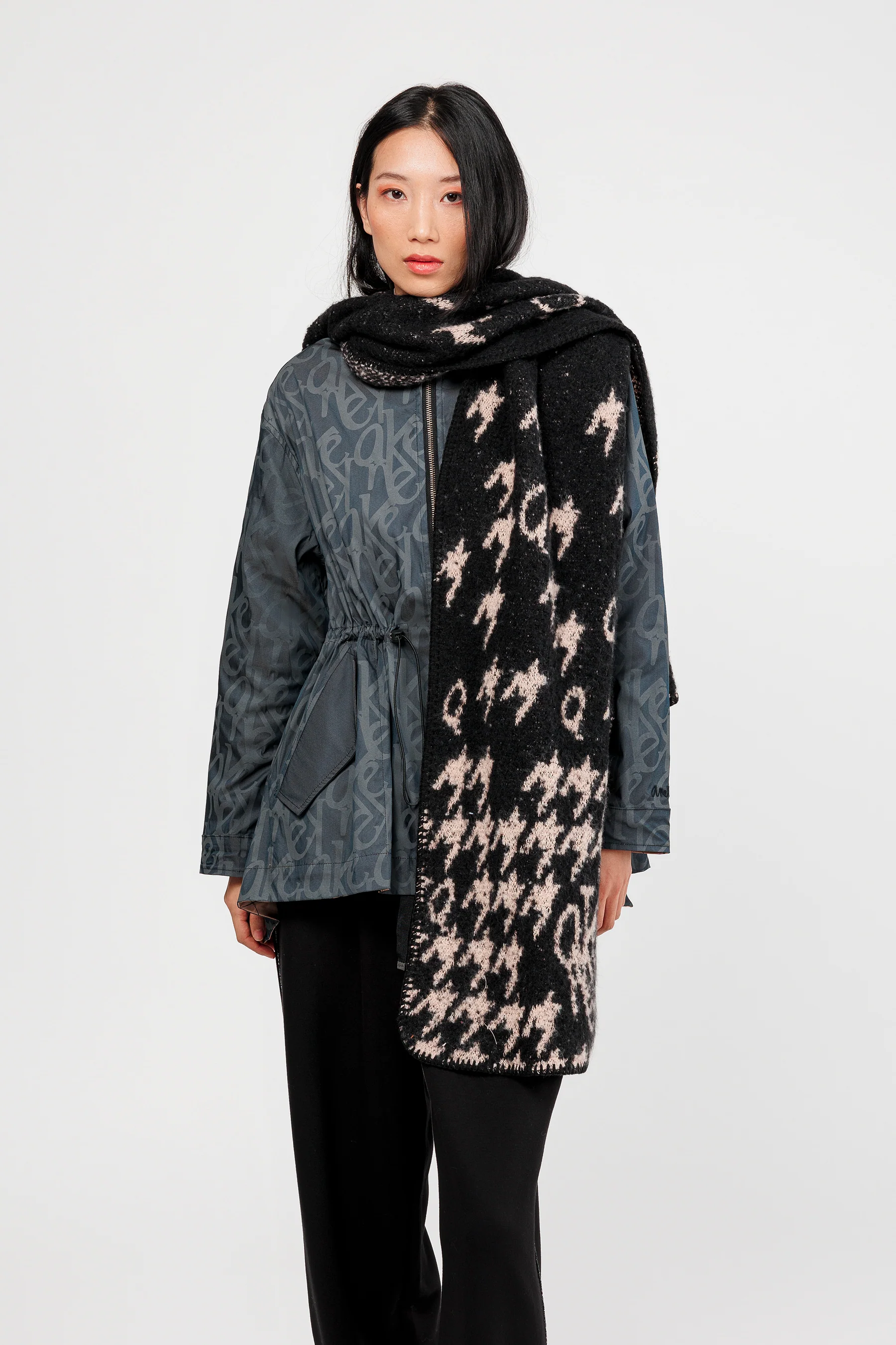Schal mit Kapuze schwarz und beige - Image 2