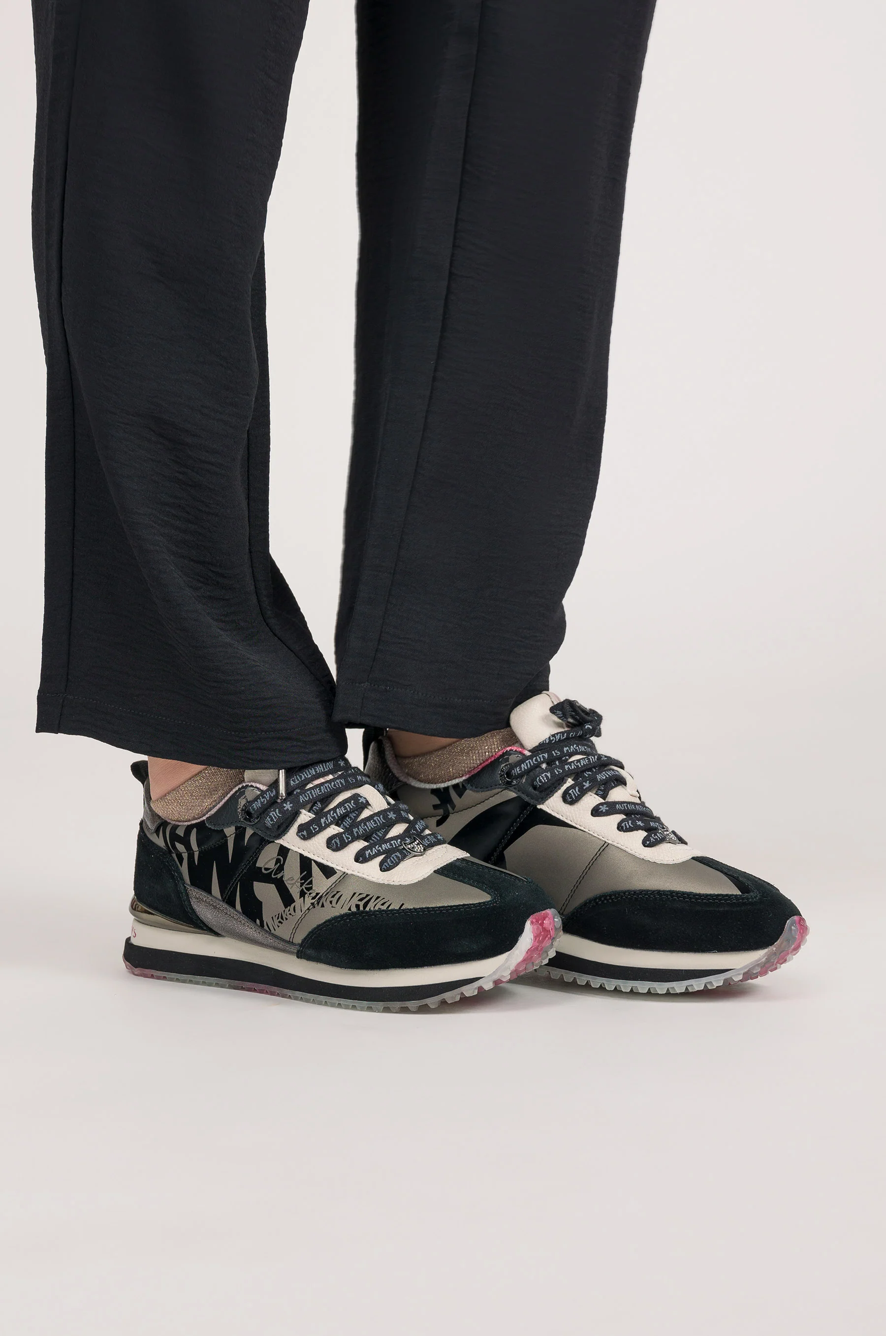 Schwarz-bleigraue Sneaker - Image 2