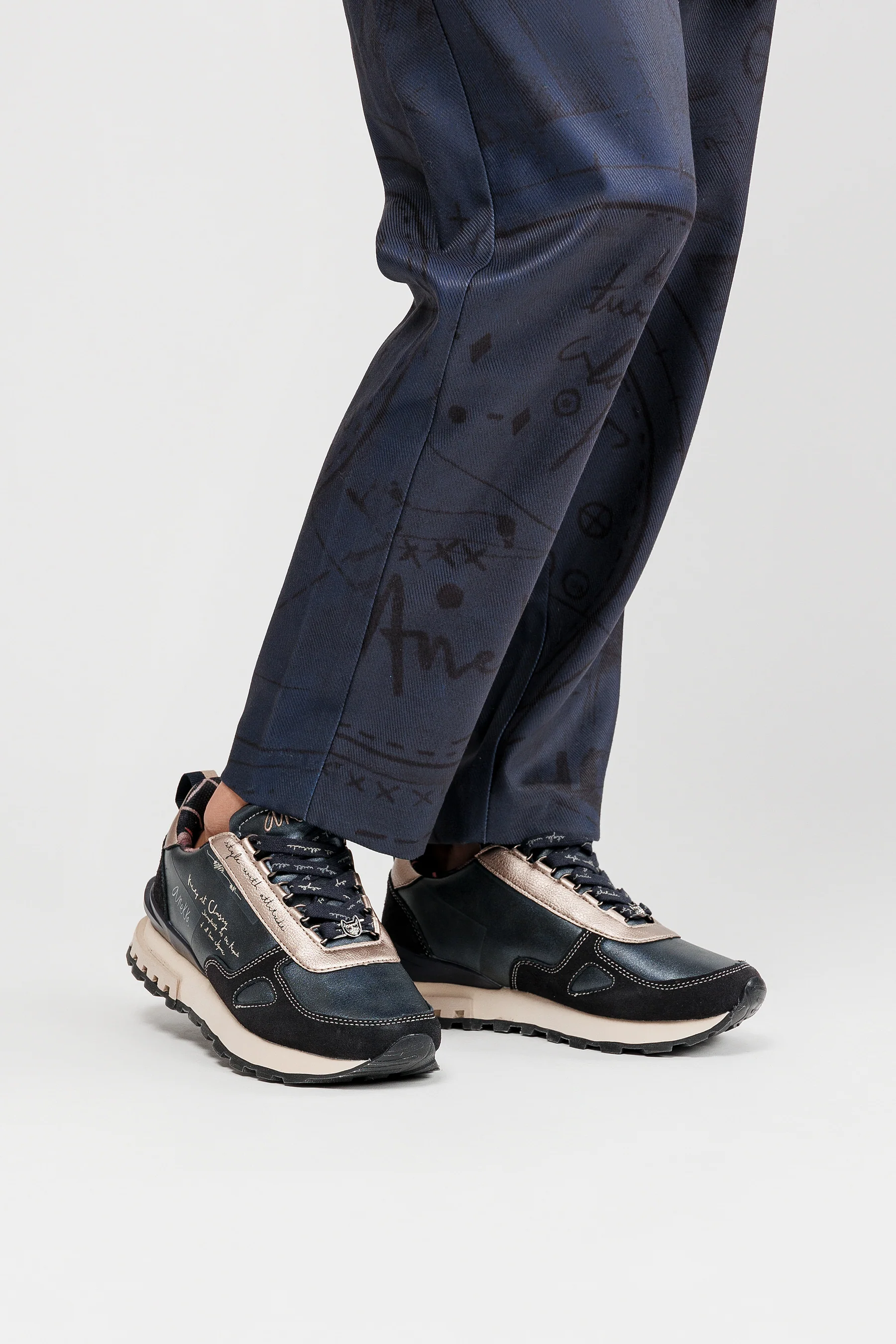 Sneakers marineblau und beige - Image 2