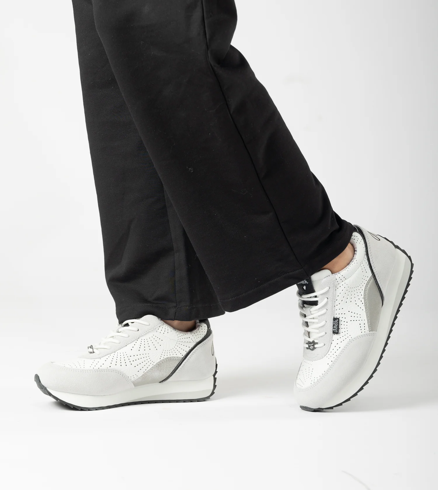 Sneakers mit weißen Punkten - Image 2