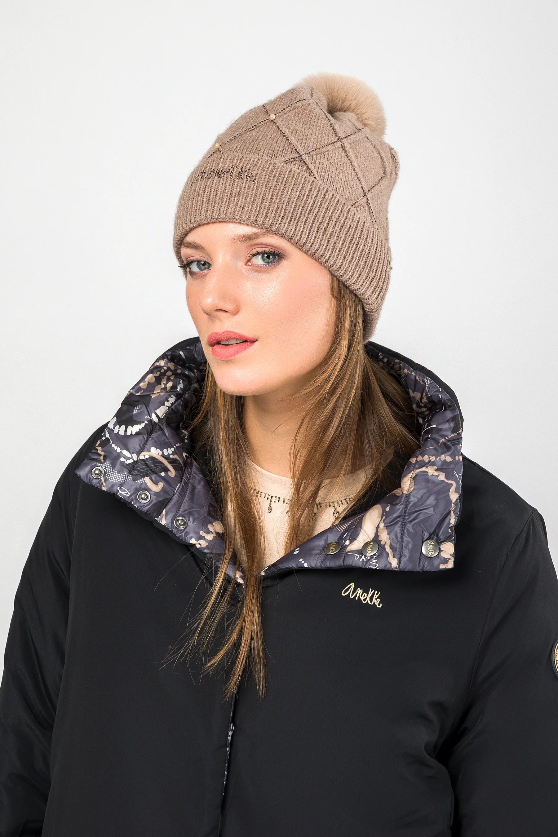 Strickmütze beige mit Verzierungen