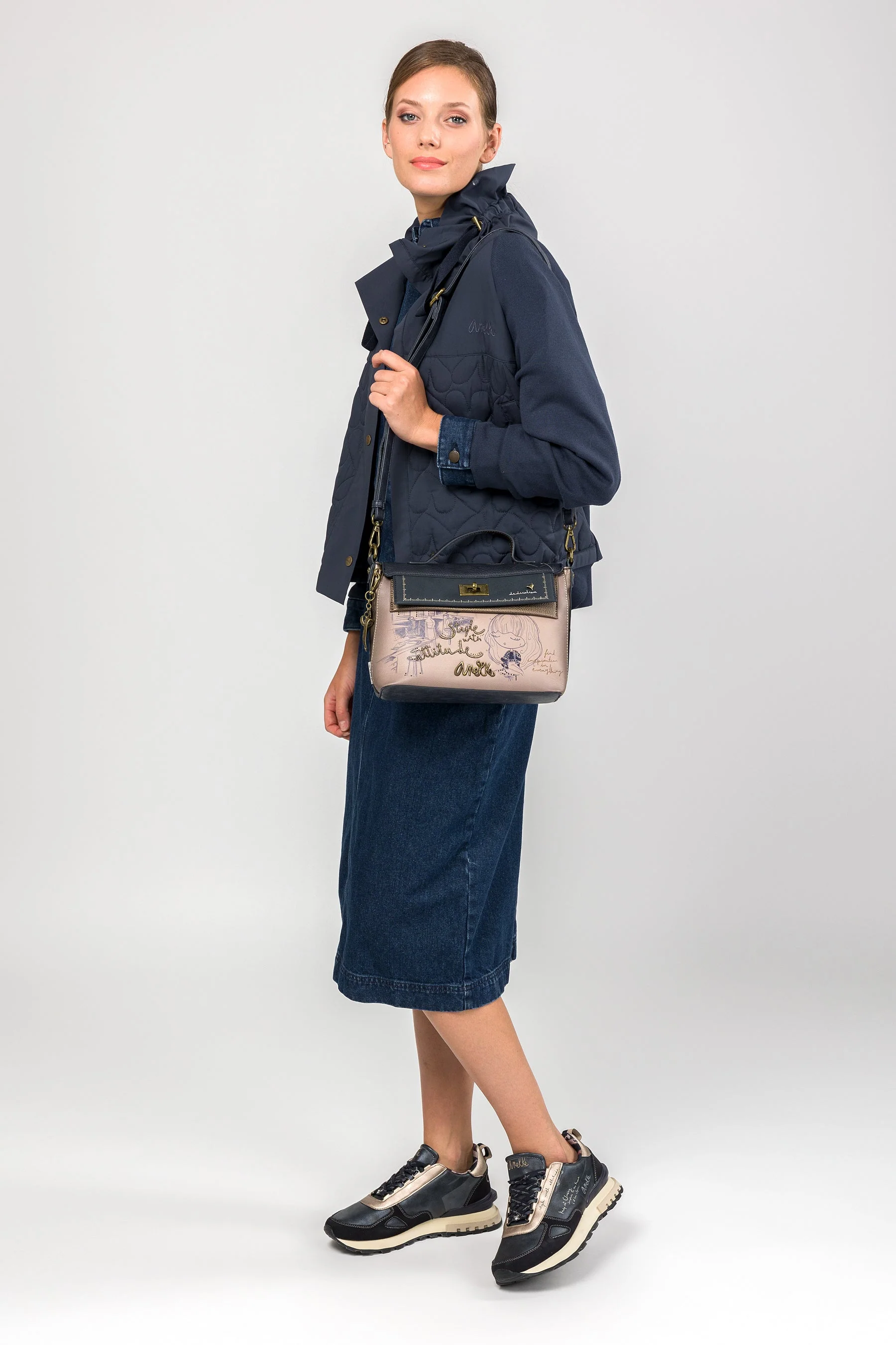 Umhängetasche mit Klappe und kurzem Henkel Studio - Image 3