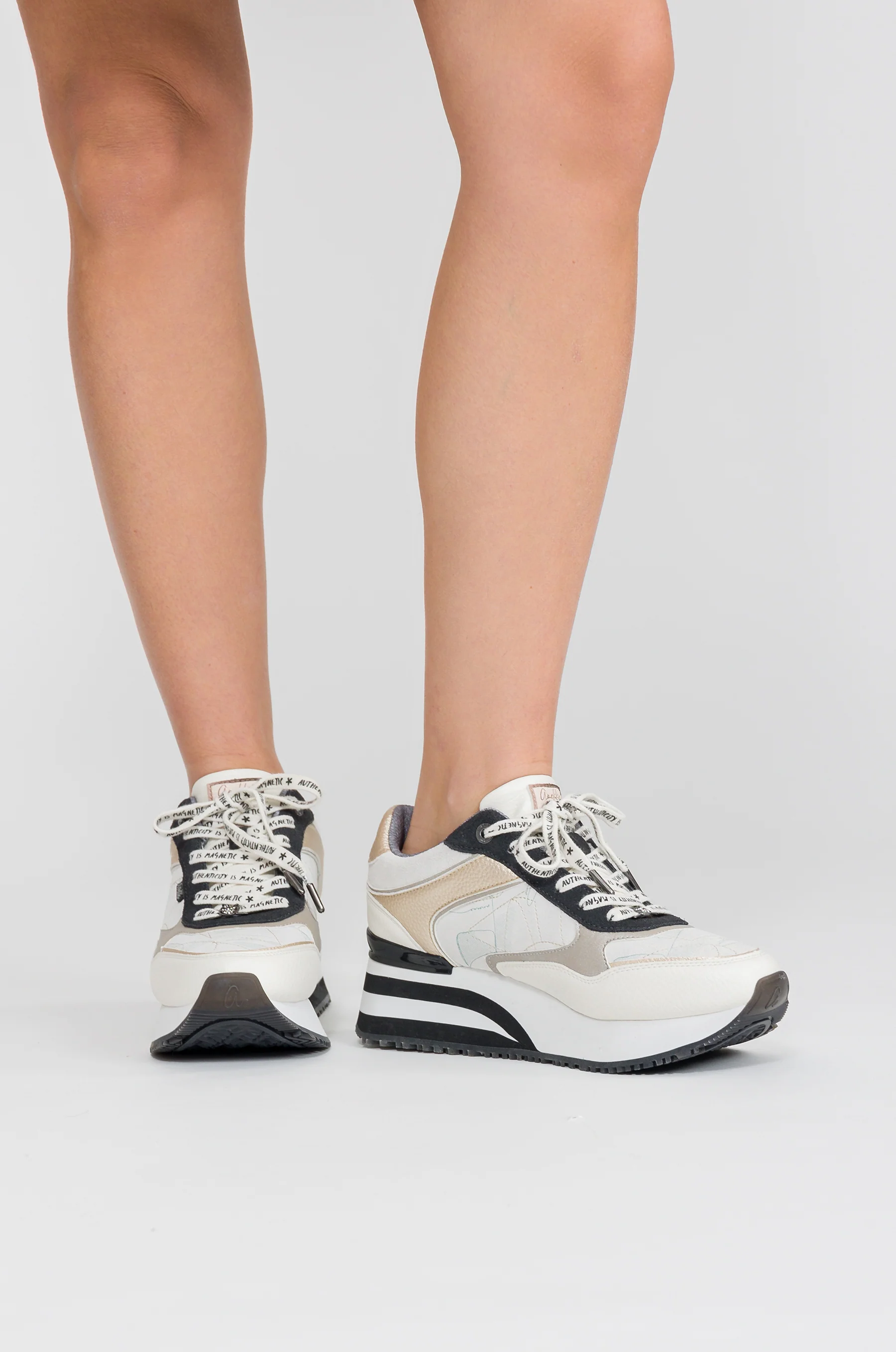 Weiße Sneaker mit schwarzen Details - Image 4