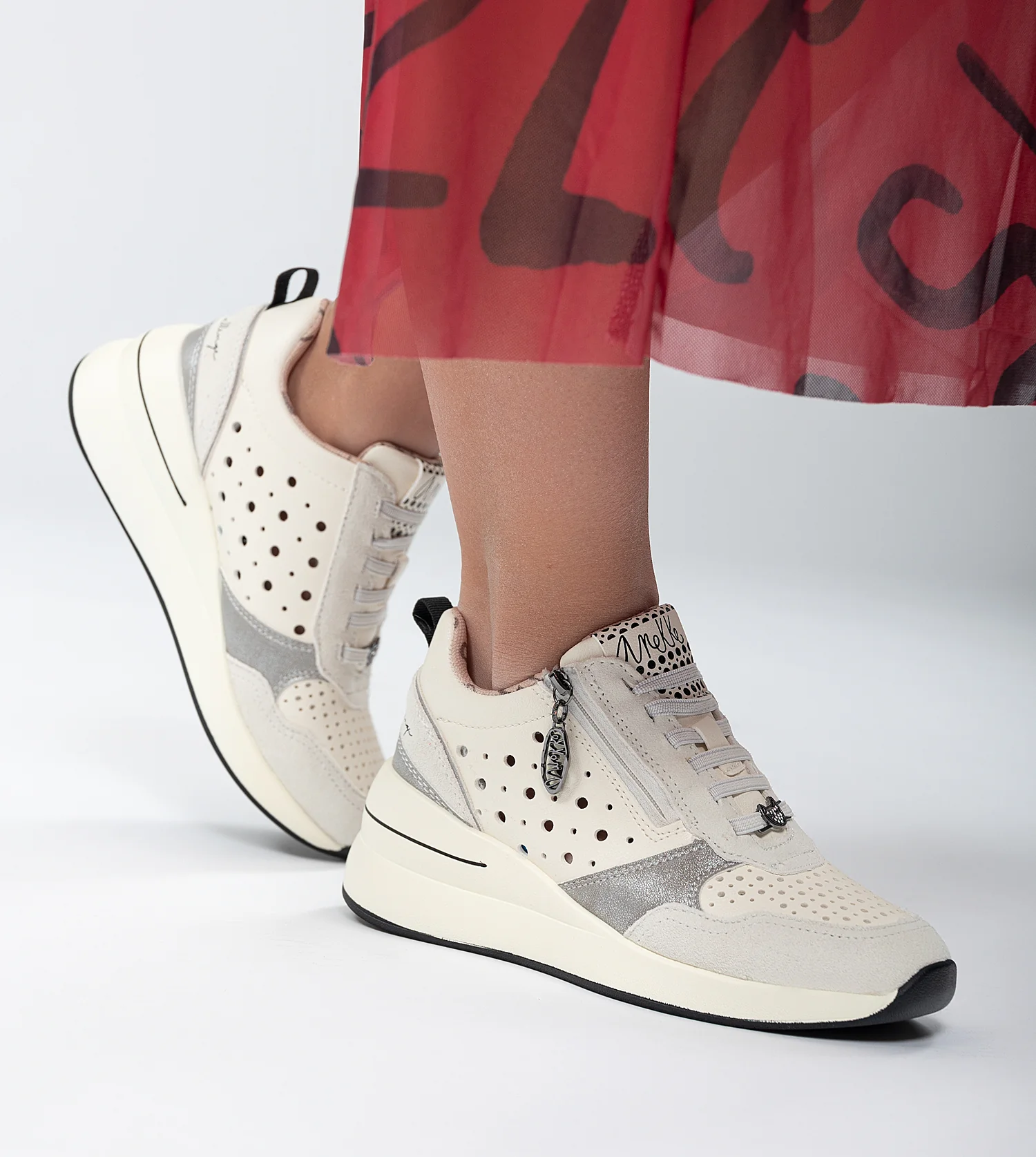 Weiße Keil-Sneakers mit Punkten - Image 2